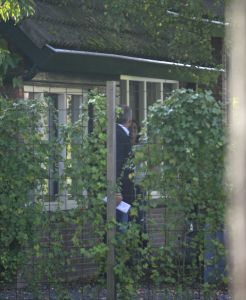 10-10-2006 SHOWBIZZ; HELEEN VAN ROYEN TEKENT CONTRACT MET PLAYBOY THUIS IN HET DONKER. Almere maandagmiddag 13.00 uur, het huis van Ton en Heleen van Royen is geheel geblindeerd, er zijn proefopname s  voor de blootreportage in het kerstnummer van Playboy. Ton en Heleen gaan uit de kleren voor een aanzienlijk bedrag. Nadat de hoofdredacteur van Playboy Jan Heemskerk de blootsessie heeft bekeken heeft hij samen met de manager van Ton en Heleen  Frank Wisse en fotograaf de contracten getekend, en dat in het donker omdat het huis volledig was geblindeerd om eventuele glunders geen kans te geven om het een en ander waar te nemen. de blootshoot gaat spoedig plaatsvinden op Ibiza.Ook paparazzi beeld van deze sessie kunt u spoedig verwachten op deze site.
foto: Albert den Iseger.