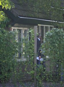 10-10-2006 SHOWBIZZ; HELEEN VAN ROYEN TEKENT CONTRACT MET PLAYBOY THUIS IN HET DONKER. Almere maandagmiddag 13.00 uur, het huis van Ton en Heleen van Royen is geheel geblindeerd, er zijn proefopname s  voor de blootreportage in het kerstnummer van Playboy. Ton en Heleen gaan uit de kleren voor een aanzienlijk bedrag. Nadat de hoofdredacteur van Playboy Jan Heemskerk de blootsessie heeft bekeken heeft hij samen met de manager van Ton en Heleen  Frank Wisse en fotograaf de contracten getekend, en dat in het donker omdat het huis volledig was geblindeerd om eventuele glunders geen kans te geven om het een en ander waar te nemen. de blootshoot gaat spoedig plaatsvinden op Ibiza.Ook paparazzi beeld van deze sessie kunt u spoedig verwachten op deze site.
foto: Albert den Iseger.