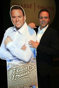 16-10-2006 SHOWBIZZ; FRANS BAUER PRESENTEERD NIEUWE DVD EN CD EN ONTVANGT DIRECT GOUD. In het overvolle Chasse theater te Breda ontving Frans Bauer van Froukje de Both zijn gloednieuwe dvd en cd en direct werd hij ook verrast met het feit dat het direct goud was, de eerste 80.000 exemplaren waren al in de voorverkoop uitverkocht. Het is een prachtige dvd geworden die geheel in Noorwegen is opgenomen. 
foto: Albert den Iseger.