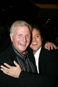 16-10-2006 SHOWBIZZ; FRANS BAUER PRESENTEERD NIEUWE DVD EN CD EN ONTVANGT DIRECT GOUD. In het overvolle Chasse theater te Breda ontving Frans Bauer van Froukje de Both zijn gloednieuwe dvd en cd en direct werd hij ook verrast met het feit dat het direct goud was, de eerste 80.000 exemplaren waren al in de voorverkoop uitverkocht. Het is een prachtige dvd geworden die geheel in Noorwegen is opgenomen.
foto: Albert den Iseger.