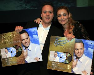 16-10-2006 SHOWBIZZ; FRANS BAUER PRESENTEERD NIEUWE DVD EN CD EN ONTVANGT DIRECT GOUD. In het overvolle Chasse theater te Breda ontving Frans Bauer van Froukje de Both zijn gloednieuwe dvd en cd en direct werd hij ook verrast met het feit dat het direct goud was, de eerste 80.000 exemplaren waren al in de voorverkoop uitverkocht. Het is een prachtige dvd geworden die geheel in Noorwegen is opgenomen. 
foto: Albert den Iseger.