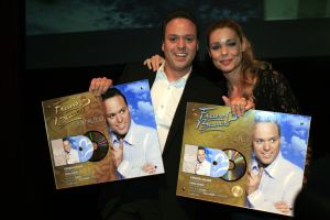 16-10-2006 SHOWBIZZ; FRANS BAUER PRESENTEERD NIEUWE DVD EN CD EN ONTVANGT DIRECT GOUD. In het overvolle Chasse theater te Breda ontving Frans Bauer van Froukje de Both zijn gloednieuwe dvd en cd en direct werd hij ook verrast met het feit dat het direct goud was, de eerste 80.000 exemplaren waren al in de voorverkoop uitverkocht. Het is een prachtige dvd geworden die geheel in Noorwegen is opgenomen. 
foto: Albert den Iseger.