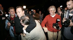 16-10-2006 SHOWBIZZ; FRANS BAUER PRESENTEERD NIEUWE DVD EN CD EN ONTVANGT DIRECT GOUD. In het overvolle Chasse theater te Breda ontving Frans Bauer van Froukje de Both zijn gloednieuwe dvd en cd en direct werd hij ook verrast met het feit dat het direct goud was, de eerste 80.000 exemplaren waren al in de voorverkoop uitverkocht. Het is een prachtige dvd geworden die geheel in Noorwegen is opgenomen.
foto: Albert den Iseger.