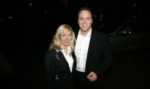 16-10-2006 SHOWBIZZ; FRANS BAUER PRESENTEERD NIEUWE DVD EN CD EN ONTVANGT DIRECT GOUD. In het overvolle Chasse theater te Breda ontving Frans Bauer van Froukje de Both zijn gloednieuwe dvd en cd en direct werd hij ook verrast met het feit dat het direct goud was, de eerste 80.000 exemplaren waren al in de voorverkoop uitverkocht. Het is een prachtige dvd geworden die geheel in Noorwegen is opgenomen.
foto: Albert den Iseger.