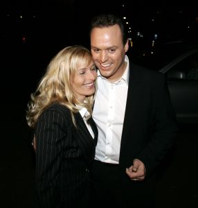 16-10-2006 SHOWBIZZ; FRANS BAUER PRESENTEERD NIEUWE DVD EN CD EN ONTVANGT DIRECT GOUD. In het overvolle Chasse theater te Breda ontving Frans Bauer van Froukje de Both zijn gloednieuwe dvd en cd en direct werd hij ook verrast met het feit dat het direct goud was, de eerste 80.000 exemplaren waren al in de voorverkoop uitverkocht. Het is een prachtige dvd geworden die geheel in Noorwegen is opgenomen.
foto: Albert den Iseger.