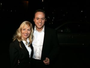 16-10-2006 SHOWBIZZ; FRANS BAUER PRESENTEERD NIEUWE DVD EN CD EN ONTVANGT DIRECT GOUD. In het overvolle Chasse theater te Breda ontving Frans Bauer van Froukje de Both zijn gloednieuwe dvd en cd en direct werd hij ook verrast met het feit dat het direct goud was, de eerste 80.000 exemplaren waren al in de voorverkoop uitverkocht. Het is een prachtige dvd geworden die geheel in Noorwegen is opgenomen.
foto: Albert den Iseger.
