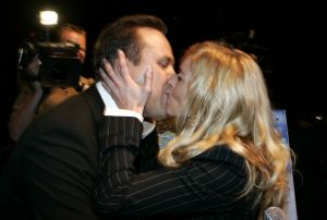 16-10-2006 SHOWBIZZ; FRANS BAUER PRESENTEERD NIEUWE DVD EN CD EN ONTVANGT DIRECT GOUD. In het overvolle Chasse theater te Breda ontving Frans Bauer van Froukje de Both zijn gloednieuwe dvd en cd en direct werd hij ook verrast met het feit dat het direct goud was, de eerste 80.000 exemplaren waren al in de voorverkoop uitverkocht. Het is een prachtige dvd geworden die geheel in Noorwegen is opgenomen.
foto: Albert den Iseger.