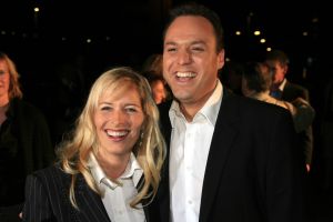 16-10-2006 SHOWBIZZ; FRANS BAUER PRESENTEERD NIEUWE DVD EN CD EN ONTVANGT DIRECT GOUD. In het overvolle Chasse theater te Breda ontving Frans Bauer van Froukje de Both zijn gloednieuwe dvd en cd en direct werd hij ook verrast met het feit dat het direct goud was, de eerste 80.000 exemplaren waren al in de voorverkoop uitverkocht. Het is een prachtige dvd geworden die geheel in Noorwegen is opgenomen. 
foto: Albert den Iseger.