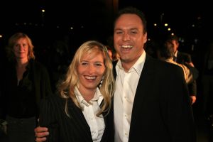 16-10-2006 SHOWBIZZ; FRANS BAUER PRESENTEERD NIEUWE DVD EN CD EN ONTVANGT DIRECT GOUD. In het overvolle Chasse theater te Breda ontving Frans Bauer van Froukje de Both zijn gloednieuwe dvd en cd en direct werd hij ook verrast met het feit dat het direct goud was, de eerste 80.000 exemplaren waren al in de voorverkoop uitverkocht. Het is een prachtige dvd geworden die geheel in Noorwegen is opgenomen. 
foto: Albert den Iseger.
