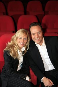 16-10-2006 SHOWBIZZ; FRANS BAUER PRESENTEERD NIEUWE DVD EN CD EN ONTVANGT DIRECT GOUD. In het overvolle Chasse theater te Breda ontving Frans Bauer van Froukje de Both zijn gloednieuwe dvd en cd en direct werd hij ook verrast met het feit dat het direct goud was, de eerste 80.000 exemplaren waren al in de voorverkoop uitverkocht. Het is een prachtige dvd geworden die geheel in Noorwegen is opgenomen. 
foto: Albert den Iseger.