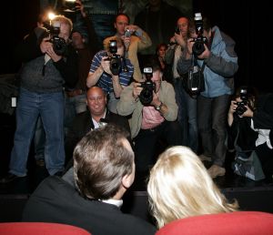 16-10-2006 SHOWBIZZ; FRANS BAUER PRESENTEERD NIEUWE DVD EN CD EN ONTVANGT DIRECT GOUD. In het overvolle Chasse theater te Breda ontving Frans Bauer van Froukje de Both zijn gloednieuwe dvd en cd en direct werd hij ook verrast met het feit dat het direct goud was, de eerste 80.000 exemplaren waren al in de voorverkoop uitverkocht. Het is een prachtige dvd geworden die geheel in Noorwegen is opgenomen.
foto: Albert den Iseger.