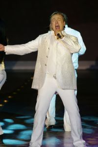 31-10-2006 SHOWBIZZ; PREMIERE VAN EERSTE MODESHOW VAN GORDON. Gisterenavond was het dan zover de eerste modeshow van Gordon in het confectiecentrum te Amsterdam. By Gordon was het thema, niet spectalulair maar gewoon leuk om te zien, mooie mannen sierden de catwalk en als verrassing liepen Ruud Gullit-Winston Post en Winston Gerstanowitz mee. Rita Verdonk overhandigde de eerste nieuwe  CD aan Gordon. De nieuwe vriend van Gorden Bartho Boer nipte een traantje weg van geluk.Erg veel pers was aanwezig die zich verdrongen om foto s van het nieuwe paar te maken, familie van Gordon ergden zich aan de fotografen en gooiden moedwillig een aantal wijntjes richting de fotografen, terwijl Gordon deze mensen zo hard nodig heeft om zijn middelmatige mode te promoten. Vele Bn ers waren niet aanwezig zodat Gordon zich moet afvragen wie zijn vrienden wel en niet zijn.
foto: Albert den Iseger.