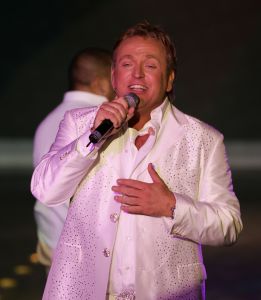 31-10-2006 SHOWBIZZ; PREMIERE VAN EERSTE MODESHOW VAN GORDON. Gisterenavond was het dan zover de eerste modeshow van Gordon in het confectiecentrum te Amsterdam. By Gordon was het thema, niet spectalulair maar gewoon leuk om te zien, mooie mannen sierden de catwalk en als verrassing liepen Ruud Gullit-Winston Post en Winston Gerstanowitz mee. Rita Verdonk overhandigde de eerste nieuwe  CD aan Gordon. De nieuwe vriend van Gorden Bartho Boer nipte een traantje weg van geluk.Erg veel pers was aanwezig die zich verdrongen om foto s van het nieuwe paar te maken, familie van Gordon ergden zich aan de fotografen en gooiden moedwillig een aantal wijntjes richting de fotografen, terwijl Gordon deze mensen zo hard nodig heeft om zijn middelmatige mode te promoten. Vele Bn ers waren niet aanwezig zodat Gordon zich moet afvragen wie zijn vrienden wel en niet zijn.
foto: Albert den Iseger.