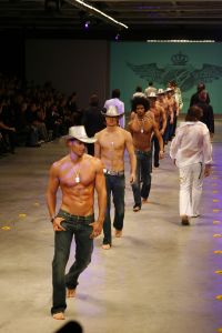 31-10-2006 SHOWBIZZ; PREMIERE VAN EERSTE MODESHOW VAN GORDON. Gisterenavond was het dan zover de eerste modeshow van Gordon in het confectiecentrum te Amsterdam. By Gordon was het thema, niet spectalulair maar gewoon leuk om te zien, mooie mannen sierden de catwalk en als verrassing liepen Ruud Gullit-Winston Post en Winston Gerstanowitz mee. Rita Verdonk overhandigde de eerste nieuwe  CD aan Gordon. De nieuwe vriend van Gorden Bartho Boer nipte een traantje weg van geluk.Erg veel pers was aanwezig die zich verdrongen om foto s van het nieuwe paar te maken, familie van Gordon ergden zich aan de fotografen en gooiden moedwillig een aantal wijntjes richting de fotografen, terwijl Gordon deze mensen zo hard nodig heeft om zijn middelmatige mode te promoten. Vele Bn ers waren niet aanwezig zodat Gordon zich moet afvragen wie zijn vrienden wel en niet zijn.
foto: Albert den Iseger.