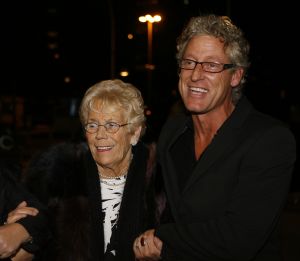 31-10-2006 SHOWBIZZ; PREMIERE VAN EERSTE MODESHOW VAN GORDON. Gisterenavond was het dan zover de eerste modeshow van Gordon in het confectiecentrum te Amsterdam. By Gordon was het thema, niet spectalulair maar gewoon leuk om te zien, mooie mannen sierden de catwalk en als verrassing liepen Ruud Gullit-Winston Post en Winston Gerstanowitz mee. Rita Verdonk overhandigde de eerste nieuwe  CD aan Gordon. De nieuwe vriend van Gorden Bartho Boer nipte een traantje weg van geluk.Erg veel pers was aanwezig die zich verdrongen om foto s van het nieuwe paar te maken, familie van Gordon ergden zich aan de fotografen en gooiden moedwillig een aantal wijntjes richting de fotografen, terwijl Gordon deze mensen zo hard nodig heeft om zijn middelmatige mode te promoten. Vele Bn ers waren niet aanwezig zodat Gordon zich moet afvragen wie zijn vrienden wel en niet zijn.
foto: Albert den Iseger.