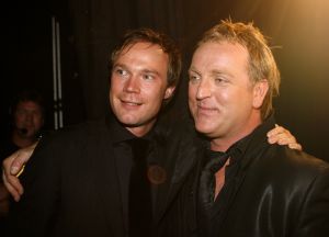 31-10-2006 SHOWBIZZ; PREMIERE VAN EERSTE MODESHOW VAN GORDON. Gisterenavond was het dan zover de eerste modeshow van Gordon in het confectiecentrum te Amsterdam. By Gordon was het thema, niet spectalulair maar gewoon leuk om te zien, mooie mannen sierden de catwalk en als verrassing liepen Ruud Gullit-Winston Post en Winston Gerstanowitz mee. Rita Verdonk overhandigde de eerste nieuwe  CD aan Gordon. De nieuwe vriend van Gorden Bartho Boer nipte een traantje weg van geluk.Erg veel pers was aanwezig die zich verdrongen om foto s van het nieuwe paar te maken, familie van Gordon ergden zich aan de fotografen en gooiden moedwillig een aantal wijntjes richting de fotografen, terwijl Gordon deze mensen zo hard nodig heeft om zijn middelmatige mode te promoten. Vele Bn ers waren niet aanwezig zodat Gordon zich moet afvragen wie zijn vrienden wel en niet zijn.
foto: Albert den Iseger.