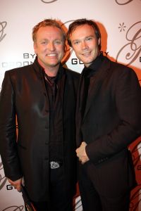 31-10-2006 SHOWBIZZ; PREMIERE VAN EERSTE MODESHOW VAN GORDON. Gisterenavond was het dan zover de eerste modeshow van Gordon in het confectiecentrum te Amsterdam. By Gordon was het thema, niet spectalulair maar gewoon leuk om te zien, mooie mannen sierden de catwalk en als verrassing liepen Ruud Gullit-Winston Post en Winston Gerstanowitz mee. Rita Verdonk overhandigde de eerste nieuwe  CD aan Gordon. De nieuwe vriend van Gorden Bartho Boer nipte een traantje weg van geluk.Erg veel pers was aanwezig die zich verdrongen om foto s van het nieuwe paar te maken, familie van Gordon ergden zich aan de fotografen en gooiden moedwillig een aantal wijntjes richting de fotografen, terwijl Gordon deze mensen zo hard nodig heeft om zijn middelmatige mode te promoten. Vele Bn ers waren niet aanwezig zodat Gordon zich moet afvragen wie zijn vrienden wel en niet zijn.
foto: Albert den Iseger.