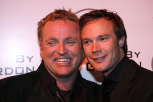 31-10-2006 SHOWBIZZ; PREMIERE VAN EERSTE MODESHOW VAN GORDON. Gisterenavond was het dan zover de eerste modeshow van Gordon in het confectiecentrum te Amsterdam. By Gordon was het thema, niet spectalulair maar gewoon leuk om te zien, mooie mannen sierden de catwalk en als verrassing liepen Ruud Gullit-Winston Post en Winston Gerstanowitz mee. Rita Verdonk overhandigde de eerste nieuwe  CD aan Gordon. De nieuwe vriend van Gorden Bartho Boer nipte een traantje weg van geluk.Erg veel pers was aanwezig die zich verdrongen om foto s van het nieuwe paar te maken, familie van Gordon ergden zich aan de fotografen en gooiden moedwillig een aantal wijntjes richting de fotografen, terwijl Gordon deze mensen zo hard nodig heeft om zijn middelmatige mode te promoten. Vele Bn ers waren niet aanwezig zodat Gordon zich moet afvragen wie zijn vrienden wel en niet zijn.
foto: Albert den Iseger.