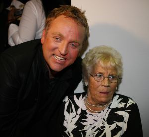 31-10-2006 SHOWBIZZ; PREMIERE VAN EERSTE MODESHOW VAN GORDON. Gisterenavond was het dan zover de eerste modeshow van Gordon in het confectiecentrum te Amsterdam. By Gordon was het thema, niet spectalulair maar gewoon leuk om te zien, mooie mannen sierden de catwalk en als verrassing liepen Ruud Gullit-Winston Post en Winston Gerstanowitz mee. Rita Verdonk overhandigde de eerste nieuwe  CD aan Gordon. De nieuwe vriend van Gorden Bartho Boer nipte een traantje weg van geluk.Erg veel pers was aanwezig die zich verdrongen om foto s van het nieuwe paar te maken, familie van Gordon ergden zich aan de fotografen en gooiden moedwillig een aantal wijntjes richting de fotografen, terwijl Gordon deze mensen zo hard nodig heeft om zijn middelmatige mode te promoten. Vele Bn ers waren niet aanwezig zodat Gordon zich moet afvragen wie zijn vrienden wel en niet zijn.
foto: Albert den Iseger.