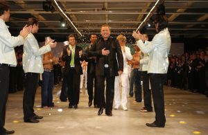 31-10-2006 SHOWBIZZ; PREMIERE VAN EERSTE MODESHOW VAN GORDON. Gisterenavond was het dan zover de eerste modeshow van Gordon in het confectiecentrum te Amsterdam. By Gordon was het thema, niet spectalulair maar gewoon leuk om te zien, mooie mannen sierden de catwalk en als verrassing liepen Ruud Gullit-Winston Post en Winston Gerstanowitz mee. Rita Verdonk overhandigde de eerste nieuwe  CD aan Gordon. De nieuwe vriend van Gorden Bartho Boer nipte een traantje weg van geluk.Erg veel pers was aanwezig die zich verdrongen om foto s van het nieuwe paar te maken, familie van Gordon ergden zich aan de fotografen en gooiden moedwillig een aantal wijntjes richting de fotografen, terwijl Gordon deze mensen zo hard nodig heeft om zijn middelmatige mode te promoten. Vele Bn ers waren niet aanwezig zodat Gordon zich moet afvragen wie zijn vrienden wel en niet zijn.
foto: Albert den Iseger.