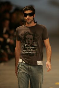 31-10-2006 SHOWBIZZ; PREMIERE VAN EERSTE MODESHOW VAN GORDON. Gisterenavond was het dan zover de eerste modeshow van Gordon in het confectiecentrum te Amsterdam. By Gordon was het thema, niet spectalulair maar gewoon leuk om te zien, mooie mannen sierden de catwalk en als verrassing liepen Ruud Gullit-Winston Post en Winston Gerstanowitz mee. Rita Verdonk overhandigde de eerste nieuwe  CD aan Gordon. De nieuwe vriend van Gorden Bartho Boer nipte een traantje weg van geluk.Erg veel pers was aanwezig die zich verdrongen om foto s van het nieuwe paar te maken, familie van Gordon ergden zich aan de fotografen en gooiden moedwillig een aantal wijntjes richting de fotografen, terwijl Gordon deze mensen zo hard nodig heeft om zijn middelmatige mode te promoten. Vele Bn ers waren niet aanwezig zodat Gordon zich moet afvragen wie zijn vrienden wel en niet zijn.
foto: Albert den Iseger.