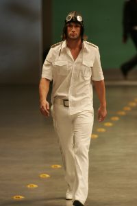 31-10-2006 SHOWBIZZ; PREMIERE VAN EERSTE MODESHOW VAN GORDON. Gisterenavond was het dan zover de eerste modeshow van Gordon in het confectiecentrum te Amsterdam. By Gordon was het thema, niet spectalulair maar gewoon leuk om te zien, mooie mannen sierden de catwalk en als verrassing liepen Ruud Gullit-Winston Post en Winston Gerstanowitz mee. Rita Verdonk overhandigde de eerste nieuwe  CD aan Gordon. De nieuwe vriend van Gorden Bartho Boer nipte een traantje weg van geluk.Erg veel pers was aanwezig die zich verdrongen om foto s van het nieuwe paar te maken, familie van Gordon ergden zich aan de fotografen en gooiden moedwillig een aantal wijntjes richting de fotografen, terwijl Gordon deze mensen zo hard nodig heeft om zijn middelmatige mode te promoten. Vele Bn ers waren niet aanwezig zodat Gordon zich moet afvragen wie zijn vrienden wel en niet zijn.
foto: Albert den Iseger.