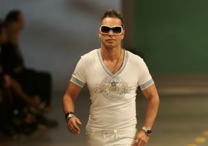 31-10-2006 SHOWBIZZ; PREMIERE VAN EERSTE MODESHOW VAN GORDON. Gisterenavond was het dan zover de eerste modeshow van Gordon in het confectiecentrum te Amsterdam. By Gordon was het thema, niet spectalulair maar gewoon leuk om te zien, mooie mannen sierden de catwalk en als verrassing liepen Ruud Gullit-Winston Post en Winston Gerstanowitz mee. Rita Verdonk overhandigde de eerste nieuwe  CD aan Gordon. De nieuwe vriend van Gorden Bartho Boer nipte een traantje weg van geluk.Erg veel pers was aanwezig die zich verdrongen om foto s van het nieuwe paar te maken, familie van Gordon ergden zich aan de fotografen en gooiden moedwillig een aantal wijntjes richting de fotografen, terwijl Gordon deze mensen zo hard nodig heeft om zijn middelmatige mode te promoten. Vele Bn ers waren niet aanwezig zodat Gordon zich moet afvragen wie zijn vrienden wel en niet zijn.
foto: Albert den Iseger.