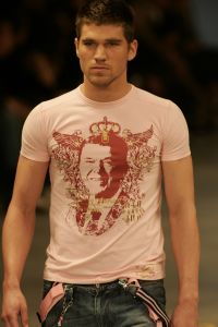 31-10-2006 SHOWBIZZ; PREMIERE VAN EERSTE MODESHOW VAN GORDON. Gisterenavond was het dan zover de eerste modeshow van Gordon in het confectiecentrum te Amsterdam. By Gordon was het thema, niet spectalulair maar gewoon leuk om te zien, mooie mannen sierden de catwalk en als verrassing liepen Ruud Gullit-Winston Post en Winston Gerstanowitz mee. Rita Verdonk overhandigde de eerste nieuwe  CD aan Gordon. De nieuwe vriend van Gorden Bartho Boer nipte een traantje weg van geluk.Erg veel pers was aanwezig die zich verdrongen om foto s van het nieuwe paar te maken, familie van Gordon ergden zich aan de fotografen en gooiden moedwillig een aantal wijntjes richting de fotografen, terwijl Gordon deze mensen zo hard nodig heeft om zijn middelmatige mode te promoten. Vele Bn ers waren niet aanwezig zodat Gordon zich moet afvragen wie zijn vrienden wel en niet zijn.
foto: Albert den Iseger.