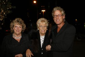 31-10-2006 SHOWBIZZ; PREMIERE VAN EERSTE MODESHOW VAN GORDON. Gisterenavond was het dan zover de eerste modeshow van Gordon in het confectiecentrum te Amsterdam. By Gordon was het thema, niet spectalulair maar gewoon leuk om te zien, mooie mannen sierden de catwalk en als verrassing liepen Ruud Gullit-Winston Post en Winston Gerstanowitz mee. Rita Verdonk overhandigde de eerste nieuwe  CD aan Gordon. De nieuwe vriend van Gorden Bartho Boer nipte een traantje weg van geluk.Erg veel pers was aanwezig die zich verdrongen om foto s van het nieuwe paar te maken, familie van Gordon ergden zich aan de fotografen en gooiden moedwillig een aantal wijntjes richting de fotografen, terwijl Gordon deze mensen zo hard nodig heeft om zijn middelmatige mode te promoten. Vele Bn ers waren niet aanwezig zodat Gordon zich moet afvragen wie zijn vrienden wel en niet zijn.
foto: Albert den Iseger.
