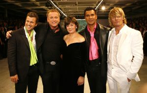 31-10-2006 SHOWBIZZ; PREMIERE VAN EERSTE MODESHOW VAN GORDON. Gisterenavond was het dan zover de eerste modeshow van Gordon in het confectiecentrum te Amsterdam. By Gordon was het thema, niet spectalulair maar gewoon leuk om te zien, mooie mannen sierden de catwalk en als verrassing liepen Ruud Gullit-Winston Post en Winston Gerstanowitz mee. Rita Verdonk overhandigde de eerste nieuwe  CD aan Gordon. De nieuwe vriend van Gorden Bartho Boer nipte een traantje weg van geluk.Erg veel pers was aanwezig die zich verdrongen om foto s van het nieuwe paar te maken, familie van Gordon ergden zich aan de fotografen en gooiden moedwillig een aantal wijntjes richting de fotografen, terwijl Gordon deze mensen zo hard nodig heeft om zijn middelmatige mode te promoten. Vele Bn ers waren niet aanwezig zodat Gordon zich moet afvragen wie zijn vrienden wel en niet zijn.
foto: Albert den Iseger.