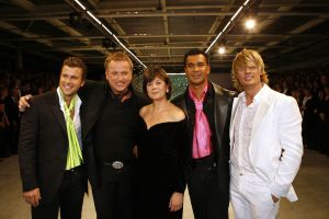 31-10-2006 SHOWBIZZ; PREMIERE VAN EERSTE MODESHOW VAN GORDON. Gisterenavond was het dan zover de eerste modeshow van Gordon in het confectiecentrum te Amsterdam. By Gordon was het thema, niet spectalulair maar gewoon leuk om te zien, mooie mannen sierden de catwalk en als verrassing liepen Ruud Gullit-Winston Post en Winston Gerstanowitz mee. Rita Verdonk overhandigde de eerste nieuwe  CD aan Gordon. De nieuwe vriend van Gorden Bartho Boer nipte een traantje weg van geluk.Erg veel pers was aanwezig die zich verdrongen om foto s van het nieuwe paar te maken, familie van Gordon ergden zich aan de fotografen en gooiden moedwillig een aantal wijntjes richting de fotografen, terwijl Gordon deze mensen zo hard nodig heeft om zijn middelmatige mode te promoten. Vele Bn ers waren niet aanwezig zodat Gordon zich moet afvragen wie zijn vrienden wel en niet zijn.
foto: Albert den Iseger.