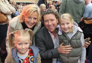 26-10-2006 SHOWBIZZ; PREMIERE VAN THEATERTOUR KUS JE VRIENDEN. Na vandaag zijn  Meike -  Fleur- Anouk en Monique te bewonderen in verschillende theaters door het hele land met hun KUS je vriendentour. Het niuwe album van KUS ligt in de winkel en het is onder tussen al beloond met een Gouden Award. Vele BNers waren komen opdraven met hun kinderen in het Fortis Circustheater te Scheveningen.
Foto: Albert den Iseger. 