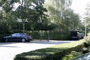 10-10-2006 SHOWBIZZ; HELEEN VAN ROYEN TEKENT CONTRACT MET PLAYBOY THUIS IN HET DONKER. Almere maandagmiddag 13.00 uur, het huis van Ton en Heleen van Royen is geheel geblindeerd, er zijn proefopname s  voor de blootreportage in het kerstnummer van Playboy. Ton en Heleen gaan uit de kleren voor een aanzienlijk bedrag. Nadat de hoofdredacteur van Playboy Jan Heemskerk de blootsessie heeft bekeken heeft hij samen met de manager van Ton en Heleen  Frank Wisse en fotograaf de contracten getekend, en dat in het donker omdat het huis volledig was geblindeerd om eventuele glunders geen kans te geven om het een en ander waar te nemen. de blootshoot gaat spoedig plaatsvinden op Ibiza.Ook paparazzi beeld van deze sessie kunt u spoedig verwachten op deze site.
foto: Albert den Iseger.
