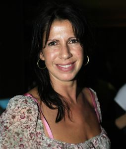 27-10-2006 SHOWBIZZ; PREMIERE VAN TONEELSTUK SEXUAL PERVERSITY. MTV en REP producties presenteerden de premiere van het gedurfde toneelstuk Sexual Perversity met Birgit Schuurman_Johnny de Mol_Gijs Naber en Jelka van Houten. Het stuk gaat over geven en nemen en je durven overgeven in een relatie, in een tijd waar je wordt overspoelt met seks,decadentie en losbandigheid. De premiere werd bezocht door tal van BNers oa. Katja Schuurman-Dinand Woesthoff-Sjoerd Pleijsier-Huub Stapel-Ellen van Damme-Carice van Houten-Percy-Winston Post en nog vele anderen.
foto: Albert den Iseger