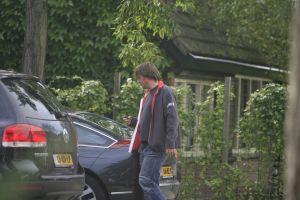 10-10-2006 SHOWBIZZ; HELEEN VAN ROYEN TEKENT CONTRACT MET PLAYBOY THUIS IN HET DONKER. Almere maandagmiddag 13.00 uur, het huis van Ton en Heleen van Royen is geheel geblindeerd, er zijn proefopname s  voor de blootreportage in het kerstnummer van Playboy. Ton en Heleen gaan uit de kleren voor een aanzienlijk bedrag. Nadat de hoofdredacteur van Playboy Jan Heemskerk de blootsessie heeft bekeken heeft hij samen met de manager van Ton en Heleen  Frank Wisse en fotograaf de contracten getekend, en dat in het donker omdat het huis volledig was geblindeerd om eventuele glunders geen kans te geven om het een en ander waar te nemen. de blootshoot gaat spoedig plaatsvinden op Ibiza.Ook paparazzi beeld van deze sessie kunt u spoedig verwachten op deze site.
foto: Albert den Iseger.