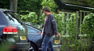 10-10-2006 SHOWBIZZ; HELEEN VAN ROYEN TEKENT CONTRACT MET PLAYBOY THUIS IN HET DONKER. Almere maandagmiddag 13.00 uur, het huis van Ton en Heleen van Royen is geheel geblindeerd, er zijn proefopname s  voor de blootreportage in het kerstnummer van Playboy. Ton en Heleen gaan uit de kleren voor een aanzienlijk bedrag. Nadat de hoofdredacteur van Playboy Jan Heemskerk de blootsessie heeft bekeken heeft hij samen met de manager van Ton en Heleen  Frank Wisse en fotograaf de contracten getekend, en dat in het donker omdat het huis volledig was geblindeerd om eventuele glunders geen kans te geven om het een en ander waar te nemen. de blootshoot gaat spoedig plaatsvinden op Ibiza.Ook paparazzi beeld van deze sessie kunt u spoedig verwachten op deze site.
foto: Albert den Iseger.
