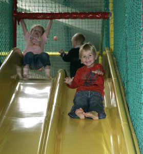 08-10-2006 SHOWBIZZ; JANTJE BAUER WORDT VANDAAG 4 JAAR EN VIERT DAT MET GEHELE FAMILIE. Op een grote speelplaats de Belhamel viert Jantje Bauer vandaag zijn 4de verjaardag.
foto: Albert den Iseger.