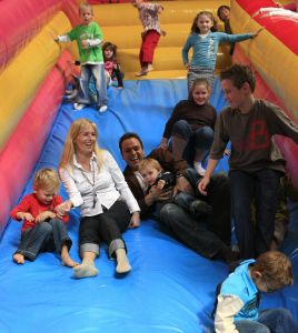 08-10-2006 SHOWBIZZ; JANTJE BAUER WORDT VANDAAG 4 JAAR EN VIERT DAT MET GEHELE FAMILIE. Op een grote speelplaats de Belhamel viert Jantje Bauer vandaag zijn 4de verjaardag.
foto: Albert den Iseger.