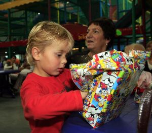 08-10-2006 SHOWBIZZ; JANTJE BAUER WORDT VANDAAG 4 JAAR EN VIERT DAT MET GEHELE FAMILIE. Op een grote speelplaats de Belhamel viert Jantje Bauer vandaag zijn 4de verjaardag.
foto: Albert den Iseger.