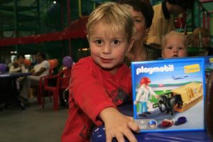 08-10-2006 SHOWBIZZ; JANTJE BAUER WORDT VANDAAG 4 JAAR EN VIERT DAT MET GEHELE FAMILIE. Op een grote speelplaats de Belhamel viert Jantje Bauer vandaag zijn 4de verjaardag.
foto: Albert den Iseger.