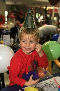 08-10-2006 SHOWBIZZ; JANTJE BAUER WORDT VANDAAG 4 JAAR EN VIERT DAT MET GEHELE FAMILIE. Op een grote speelplaats de Belhamel viert Jantje Bauer vandaag zijn 4de verjaardag.
foto: Albert den Iseger.