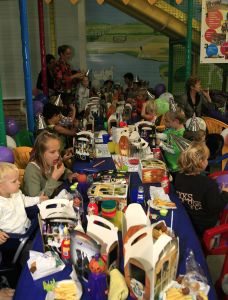 08-10-2006 SHOWBIZZ; JANTJE BAUER WORDT VANDAAG 4 JAAR EN VIERT DAT MET GEHELE FAMILIE. Op een grote speelplaats de Belhamel viert Jantje Bauer vandaag zijn 4de verjaardag.
foto: Albert den Iseger.