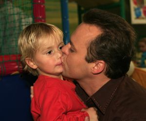 08-10-2006 SHOWBIZZ; JANTJE BAUER WORDT VANDAAG 4 JAAR EN VIERT DAT MET GEHELE FAMILIE. Op een grote speelplaats de Belhamel viert Jantje Bauer vandaag zijn 4de verjaardag.
foto: Albert den Iseger.