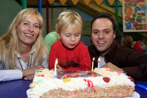 08-10-2006 SHOWBIZZ; JANTJE BAUER WORDT VANDAAG 4 JAAR EN VIERT DAT MET GEHELE FAMILIE. Op een grote speelplaats de Belhamel viert Jantje Bauer vandaag zijn 4de verjaardag.
foto: Albert den Iseger.