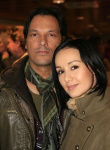 27-10-2006 SHOWBIZZ; PREMIERE VAN TONEELSTUK SEXUAL PERVERSITY. MTV en REP producties presenteerden de premiere van het gedurfde toneelstuk Sexual Perversity met Birgit Schuurman_Johnny de Mol_Gijs Naber en Jelka van Houten. Het stuk gaat over geven en nemen en je durven overgeven in een relatie, in een tijd waar je wordt overspoelt met seks,decadentie en losbandigheid. De premiere werd bezocht door tal van BNers oa. Katja Schuurman-Dinand Woesthoff-Sjoerd Pleijsier-Huub Stapel-Ellen van Damme-Carice van Houten-Percy-Winston Post en nog vele anderen.
foto: Albert den Iseger