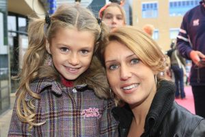 26-10-2006 SHOWBIZZ; PREMIERE VAN THEATERTOUR KUS JE VRIENDEN. Na vandaag zijn  Meike -  Fleur- Anouk en Monique te bewonderen in verschillende theaters door het hele land met hun KUS je vriendentour. Het niuwe album van KUS ligt in de winkel en het is onder tussen al beloond met een Gouden Award. Vele BNers waren komen opdraven met hun kinderen in het Fortis Circustheater te Scheveningen.
Foto: Albert den Iseger. 