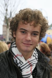26-10-2006 SHOWBIZZ; PREMIERE VAN THEATERTOUR KUS JE VRIENDEN. Na vandaag zijn  Meike -  Fleur- Anouk en Monique te bewonderen in verschillende theaters door het hele land met hun KUS je vriendentour. Het niuwe album van KUS ligt in de winkel en het is onder tussen al beloond met een Gouden Award. Vele BNers waren komen opdraven met hun kinderen in het Fortis Circustheater te Scheveningen.
Foto: Albert den Iseger. 