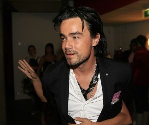 27-10-2006 SHOWBIZZ; PREMIERE VAN TONEELSTUK SEXUAL PERVERSITY. MTV en REP producties presenteerden de premiere van het gedurfde toneelstuk Sexual Perversity met Birgit Schuurman_Johnny de Mol_Gijs Naber en Jelka van Houten. Het stuk gaat over geven en nemen en je durven overgeven in een relatie, in een tijd waar je wordt overspoelt met seks,decadentie en losbandigheid. De premiere werd bezocht door tal van BNers oa. Katja Schuurman-Dinand Woesthoff-Sjoerd Pleijsier-Huub Stapel-Ellen van Damme-Carice van Houten-Percy-Winston Post en nog vele anderen.
foto: Albert den Iseger