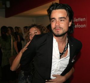27-10-2006 SHOWBIZZ; PREMIERE VAN TONEELSTUK SEXUAL PERVERSITY. MTV en REP producties presenteerden de premiere van het gedurfde toneelstuk Sexual Perversity met Birgit Schuurman_Johnny de Mol_Gijs Naber en Jelka van Houten. Het stuk gaat over geven en nemen en je durven overgeven in een relatie, in een tijd waar je wordt overspoelt met seks,decadentie en losbandigheid. De premiere werd bezocht door tal van BNers oa. Katja Schuurman-Dinand Woesthoff-Sjoerd Pleijsier-Huub Stapel-Ellen van Damme-Carice van Houten-Percy-Winston Post en nog vele anderen.
foto: Albert den Iseger