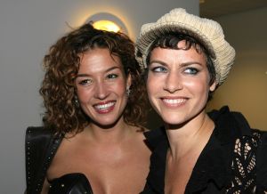 27-10-2006 SHOWBIZZ; PREMIERE VAN TONEELSTUK SEXUAL PERVERSITY. MTV en REP producties presenteerden de premiere van het gedurfde toneelstuk Sexual Perversity met Birgit Schuurman_Johnny de Mol_Gijs Naber en Jelka van Houten. Het stuk gaat over geven en nemen en je durven overgeven in een relatie, in een tijd waar je wordt overspoelt met seks,decadentie en losbandigheid. De premiere werd bezocht door tal van BNers oa. Katja Schuurman-Dinand Woesthoff-Sjoerd Pleijsier-Huub Stapel-Ellen van Damme-Carice van Houten-Percy-Winston Post en nog vele anderen.
foto: Albert den Iseger